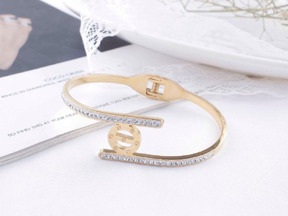 jewelvyn Gold Plated Studded With Zircoina Diamond With Gold Bracelate
