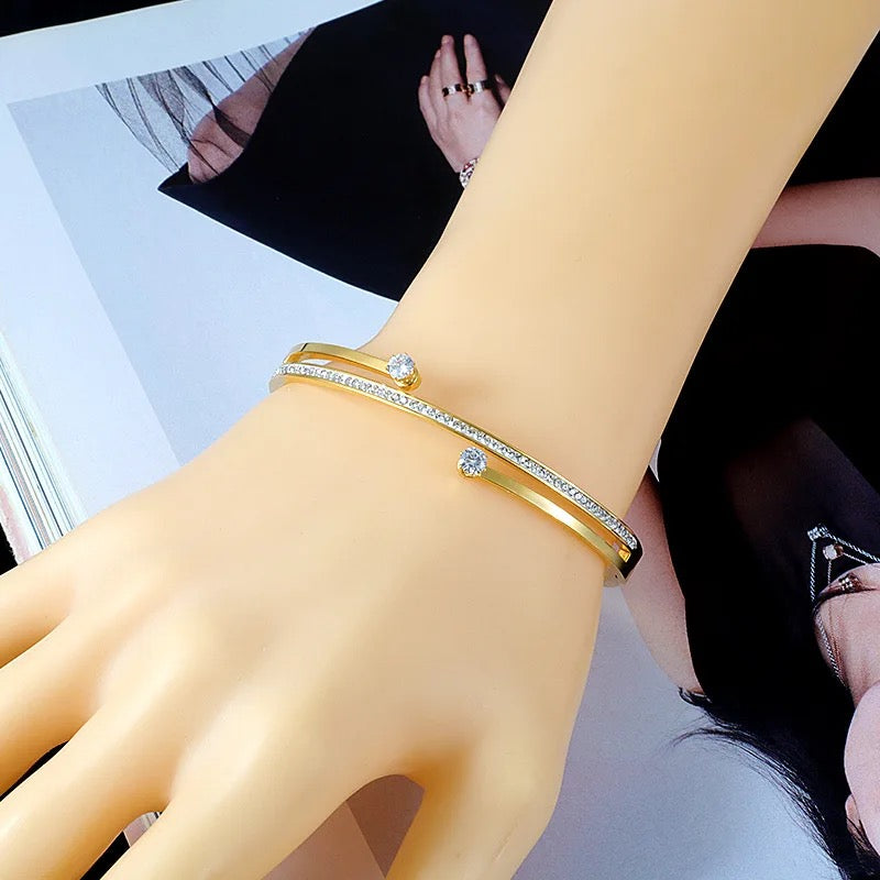 jewelvyn  Gold Plated Studded With Zircoina Diamond With Gold Bracelate
